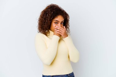 Genç Afrikalı Amerikalı kadın beyaz arka planda izole edilmiş ağzı kapalı ve elleri endişeli görünüyor..