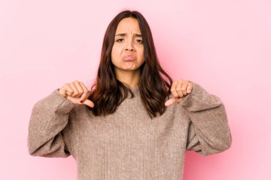 Genç, melez, Latin kökenli, izole bir kadın. Hoşnutsuz bir hareket gösteriyor. Anlaşmazlık konsepti.