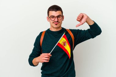 Beyaz arka planda ingilizce okuyan genç beyaz bir adam hoşlanmadığı bir jest gösteriyor, başparmakları aşağıda. Anlaşmazlık konsepti.