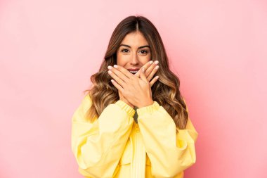 Kafkasyalı genç bir kadın izole edilmiş. Elleriyle ağzını kapatmış..