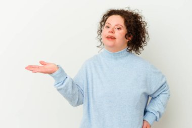 Down sendromlu bir kadın avucunun içinde bir kopya alanı gösteriyor ve elini belinden tutuyor..