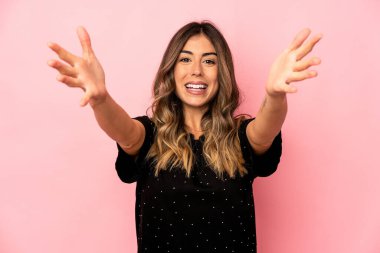 Kafkasyalı genç kadın zaferi ya da başarıyı kutluyor, şaşırıyor ve şok oluyor..