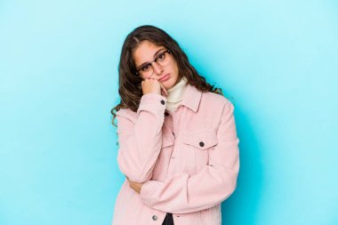 Kafkasyalı kıvırcık saçlı genç kadın sürekli tekrarlanan bir görevden yoruldu..