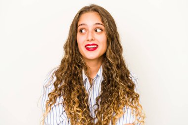 Genç, kıvırcık, beyaz tenli, yakından bakan bir kadın.