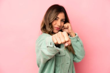 Kafkasyalı genç bir kadın münakaşa sonucu yumruk atıyor, öfke gösteriyor, kavga ediyor, boks yapıyor..