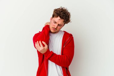Beyaz arka planda izole edilmiş beyaz tenli genç bir adam kötü bir hareketin ardından acı çekiyor..