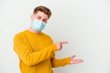 Koronavirüs maskesi takan genç adam, beyaz arka planda izole edilmiş..