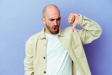 Mor arka planda soyutlanmış beyaz kel bir adam baş parmağını aşağı gösteriyor ve hoşlanmadığını ifade ediyor..
