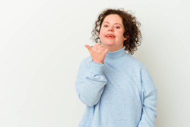 Down sendromlu bir kadın başparmağı uzakta, gülerek ve kaygısız bir şekilde izole edilmiş..