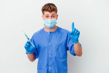 Beyaz arka planda izole edilmiş bir aşı yapmaya hazırlanan Kafkas hemşire bir fikri, ilham verici bir fikri var..