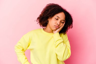 Genç Afro-Amerikan melez kadın izole edilmiş. Sıkılmış, yorgun ve dinlenmeye ihtiyacı var..