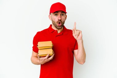 Beyaz arka planda izole edilmiş beyaz tenli genç teslimatçının harika bir fikri var, yaratıcılık kavramı..