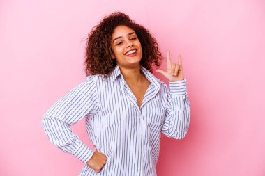 Pembe arka planda izole edilmiş genç Afrikalı Amerikalı kadın boynuzlarını devrim konsepti olarak gösteriyor..