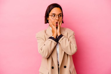 Pembe arka planda soyutlanmış korkmuş ve korkmuş genç iş kadını..