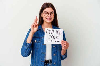 Beyaz arka planda izole edilmiş aşk levhası taşıyan beyaz bir kadın. Bir şeyin fotokopi odasına baktığını düşünerek rahatlamış..