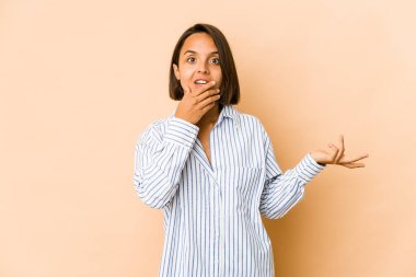 Genç İspanyol kadın avucunun içinde fotokopi alanı tutuyor, el üstünde tutuyor. Şaşırmış ve mutlu..