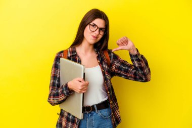 Pembe arka planda dizüstü bilgisayar tutan beyaz bir kadın kendini gururlu ve kendinden emin hissediyor, örnek olarak..