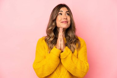 Kafkasyalı genç bir kadın el ele tutuşup dua ediyor, kendinden emin..