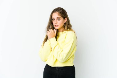 Genç beyaz kadın korkmuş ve korkmuş..