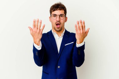 Beyaz arka planda izole edilmiş beyaz iş adamı on numarayı elleriyle gösteriyor..