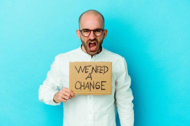 Kafkasyalı genç kel bir adam elinde... Mor arka planda izole edilmiş, kızgın ve agresif bir şekilde bağıran bir tabelaya ihtiyacımız var..