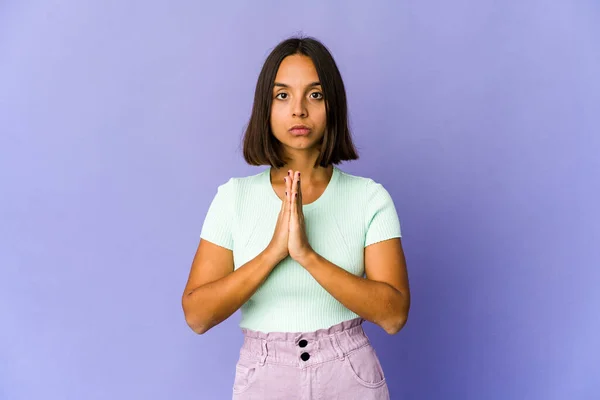 Joven Mujer Raza Mixta Rezando Mostrando Devoción Persona Religiosa Buscando — Foto de Stock