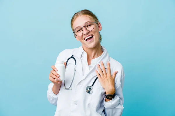 Giovane Donna Medico Russo Possesso Pillole Bottiglia Blu Ridere Tenendo — Foto Stock