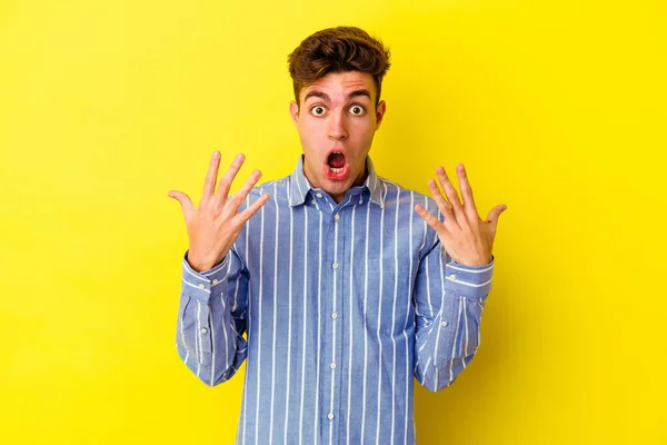 Young Caucasian Man Isolated Yellow Background Showing Number Ten Hands — Stock Photo, Image