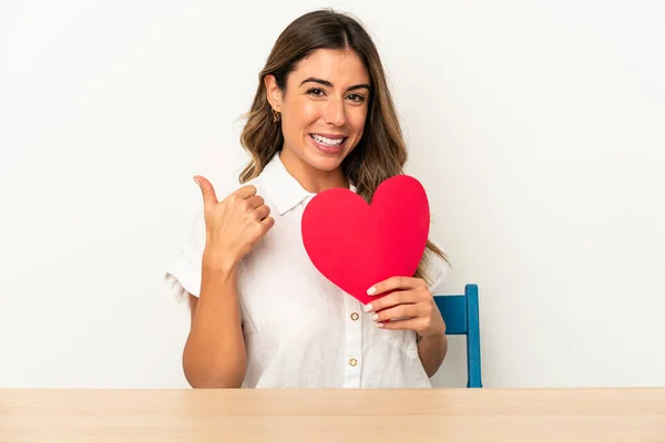 Jovem Caucasiana Segurando Dia Dos Namorados Coração Isolado Sorrindo Levantando — Fotografia de Stock