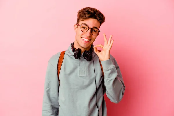 Mladý Student Muž Izolovaný Růžovém Pozadí Mrkne Okem Drží Ruce — Stock fotografie