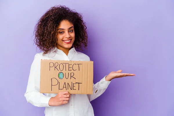 Młoda Afroamerykanka Trzymająca Plakietkę Fioletowym Tle Pokazującą Przestrzeń Dłoni Trzymającą — Zdjęcie stockowe