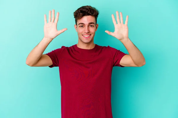 Mavi Arka Planda Izole Edilmiş Genç Beyaz Adam Numarayı Elleriyle — Stok fotoğraf