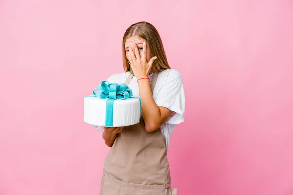 Junge Russische Bäckerin Mit Leckerem Kuchen Blinzelt Verängstigt Und Nervös — Stockfoto