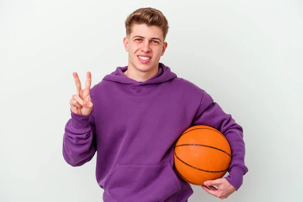 Молодий Білий Чоловік Грає Баскетбол Ізольований Фон Показуючи Номер Два — стокове фото
