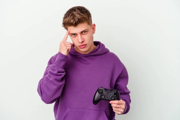 Junger Kaukasischer Mann Hält Ein Gamepad Isoliert Auf Weißem Hintergrund — Stockfoto