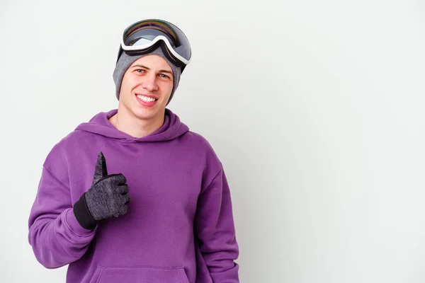 Młody Człowiek Trzyma Deskę Snowboardową Białym Tle Uśmiechając Się Podnosząc — Zdjęcie stockowe