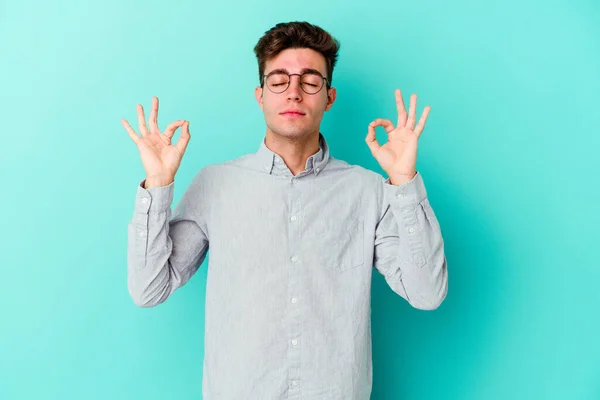 Joven Hombre Caucásico Aislado Sobre Fondo Azul Relaja Después Duro —  Fotos de Stock