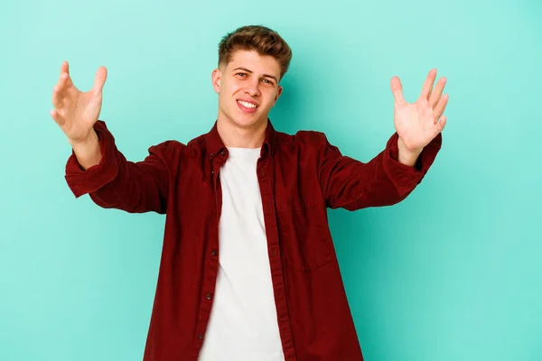 Joven Hombre Caucásico Aislado Sobre Fondo Azul Celebrando Una Victoria — Foto de Stock