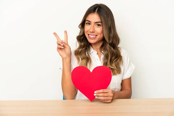 Jonge Blanke Vrouw Met Een Valentijnsdag Hart Geïsoleerd Met Nummer — Stockfoto