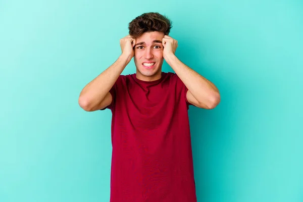 Jovem Caucasiano Isolado Fundo Azul Chorando Infeliz Com Algo Agonia — Fotografia de Stock