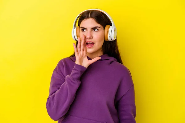 Νεαρή Καυκάσια Γυναίκα Που Ακούει Μουσική Ακουστικά Απομονωμένα Ροζ Φόντο — Φωτογραφία Αρχείου