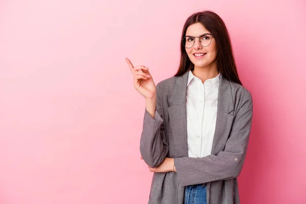 Joven Mujer Negocios Caucásica Aislada Sobre Fondo Rosa Sonriendo Alegremente — Foto de Stock