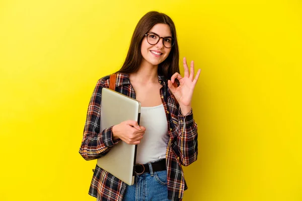 Joven Estudiante Caucásica Sosteniendo Ordenador Portátil Aislado Sobre Fondo Rosa —  Fotos de Stock