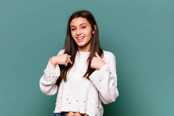 Young Indian Woman Isolated Blue Background Surprised Pointing Finger Smiling — Stock Photo, Image