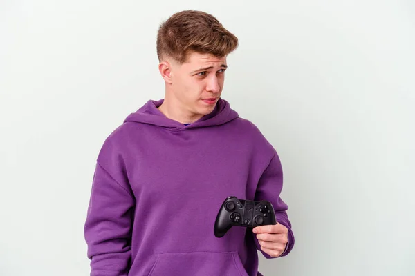 Junger Kaukasischer Mann Mit Gamepad Isoliert Auf Weißem Hintergrund Verwirrt — Stockfoto