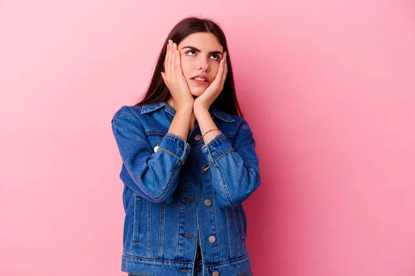 Ung Kaukasisk Kvinna Isolerad Rosa Bakgrund Gnälla Och Gråta Lösryckt — Stockfoto