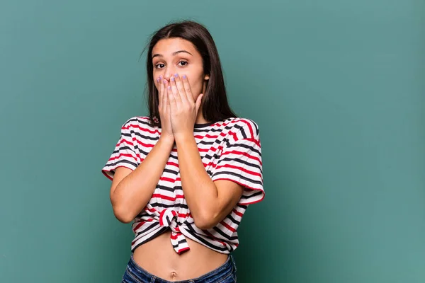 Jonge Indiase Vrouw Geïsoleerd Blauwe Achtergrond Geschokt Bedekken Mond Met — Stockfoto