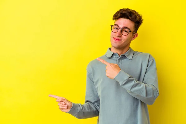 Homem Caucasiano Jovem Isolado Fundo Amarelo Apontando Com Dedos Indicador — Fotografia de Stock