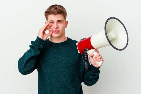 Jovem Caucasiano Segurando Megafone Isolado Fundo Branco Com Dedos Nos — Fotografia de Stock