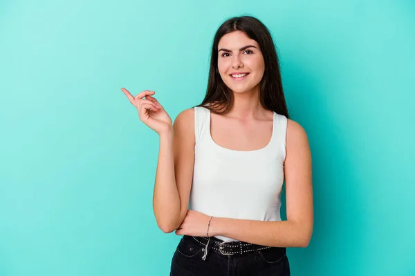 Giovane Donna Caucasica Isolato Sfondo Blu Sorridente Allegramente Indicando Con — Foto Stock